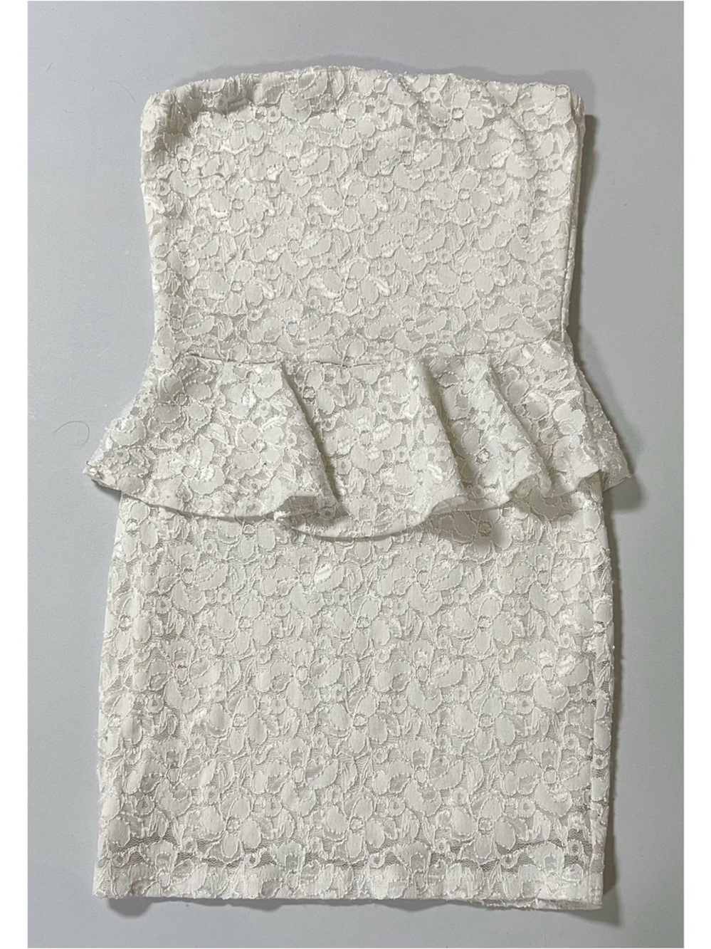Cherry Mellow White Floral Lace Strapless Bodycon Peplum Mini Dress Size M 🤍✨